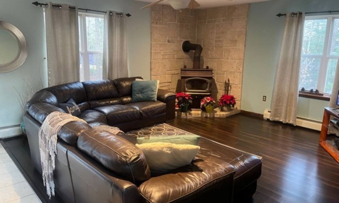 Brodheadsville House | BEAUTIFUL 3BDRM HOME in heart of the PoconoMTNS - CLS2SkiSLOPES