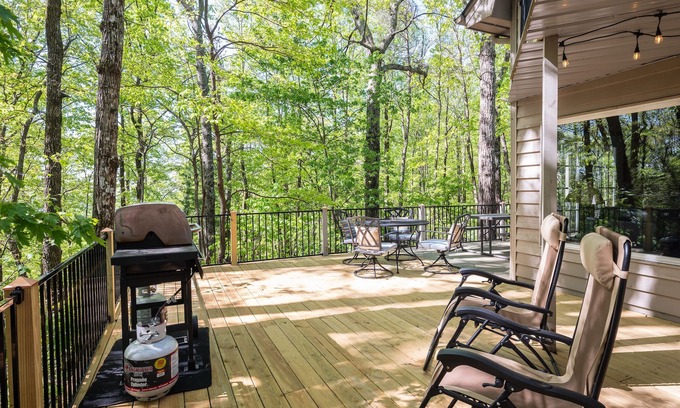 Cliff Ridge Colony House | Beautiful 3BR, 3 bath 2 Pools, Lake, close to Cesars Head and Dupont