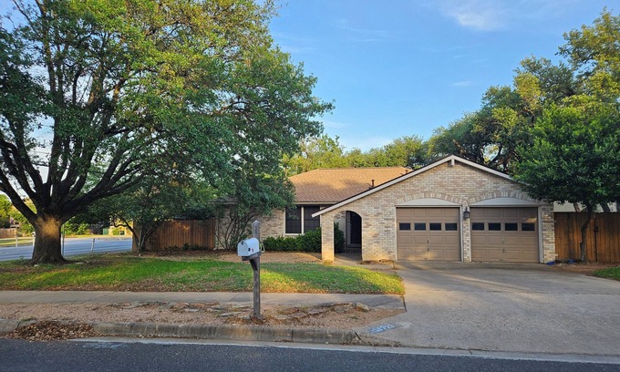 Mesa Park House | Beautiful 3BR Home/Minutes from the Domain/Near Q2 Stadium/Pet Friendly