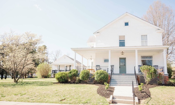 Victoria House | Beautiful 4 Bedroom, 2 Bath Home in Victoria, VA