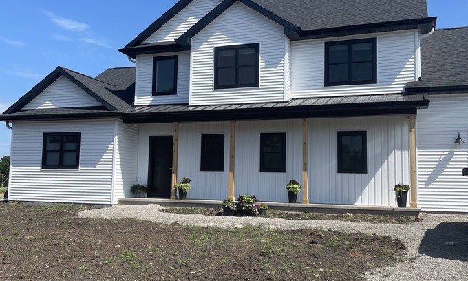 Butte Des Morts House | Beautiful 4 BR Home 10 miles from EAA!