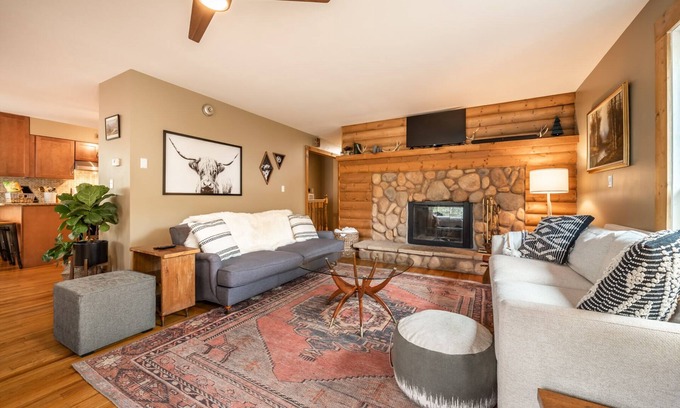 Cascade-Chipita Park House | Beautiful 5 BR Creek-side Cabin Pikes Peak