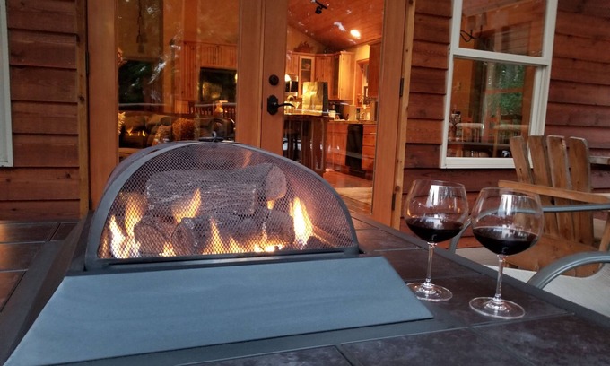 Cle Elum House | Beautiful 5 Star Guest Cabin in the Mountains, steps from Lake Cle Elum