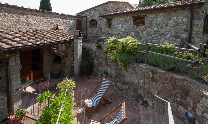 Pomaia Apartment | beautiful accommodation in a quiet location and with a huge garden, M2