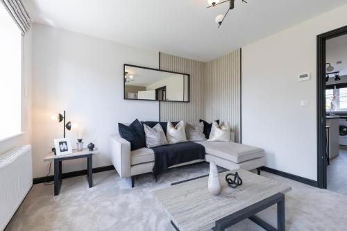 Pinxton Apartment | Beautiful and Spacious 3-bed Home in Nottingham by Renzo, Driveway, Close to M1!