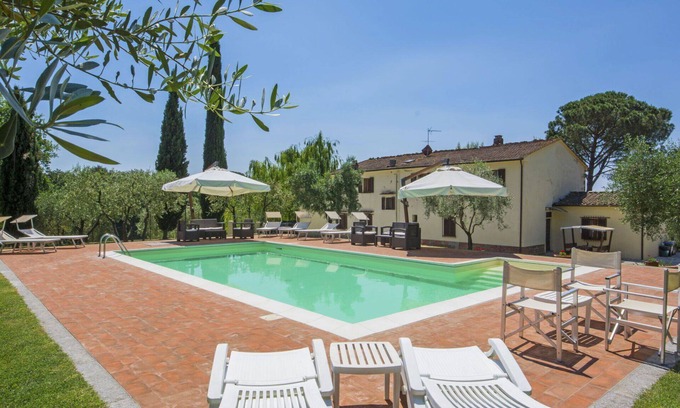 Lamporecchio Villa | Beautiful apartment in villa for 14 guests with WIFI, private pool, TV, balcony and pets allowed