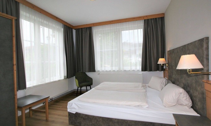 Stumm Apartment | Beautiful apartment for 10 guests with pool, WIFI, TV, terrace and pets allowed