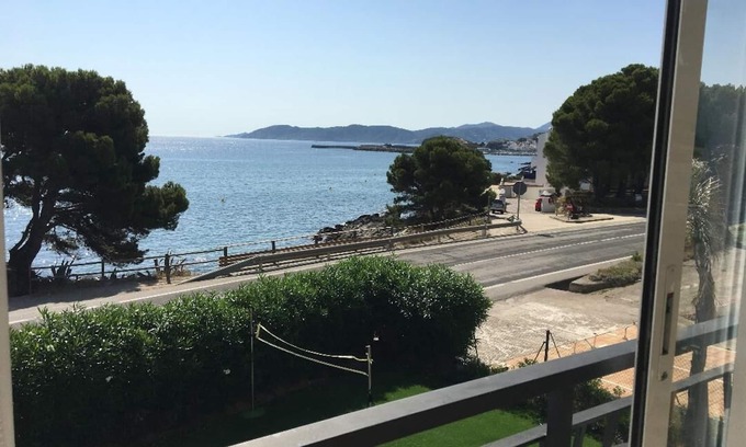 Llanca Apartment | Beautiful apartment facing the sea