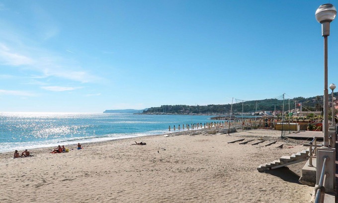 Varazze Apartment | Beautiful apartment for 6 guests with WIFI, A/C, TV and patio