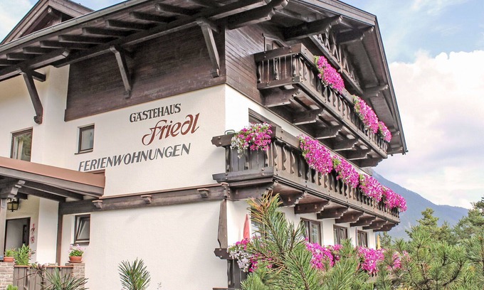 Imst Apartment | Beautiful apartment for 4 guests with WIFI, TV, balcony and parking