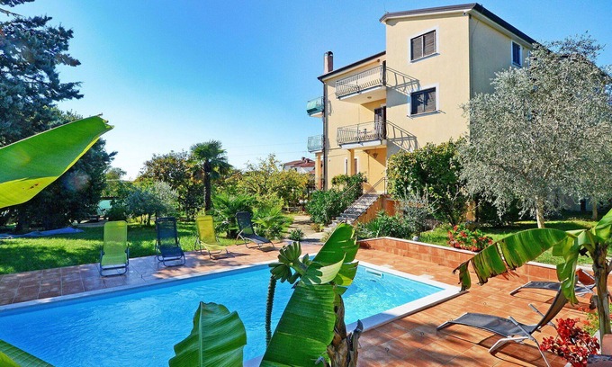 Valica Apartment | Beautiful apartment for 4 guests with WIFI, A/C, pool, TV and balcony