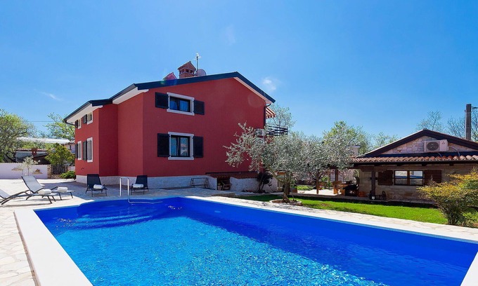 Valica Apartment | Beautiful apartment for 6 guests with WIFI, A/C, private pool, TV and terrace