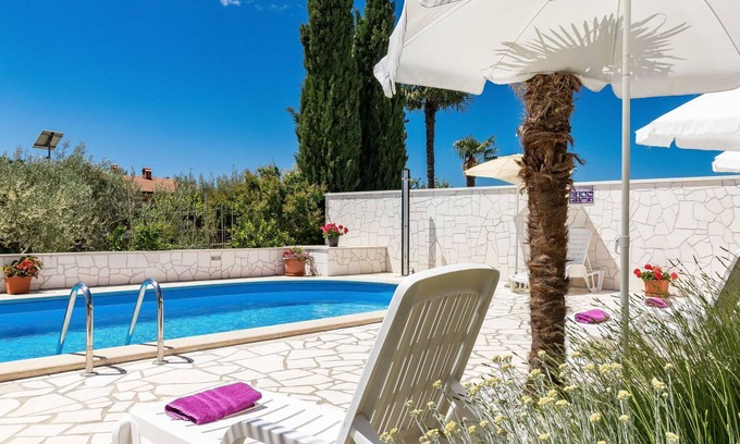 Nova Vas Apartment | Beautiful apartment for 4 guests with WIFI, A/C, pool, TV and terrace