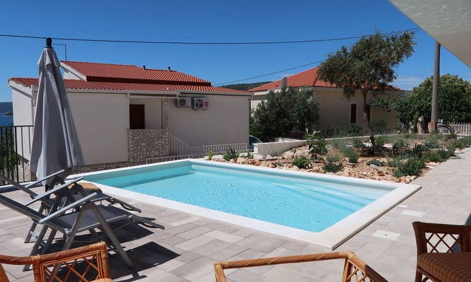 Seget Apartment | Beautiful apartment for 4 guests with WIFI, A/C, pool, TV, terrace and pets allowed