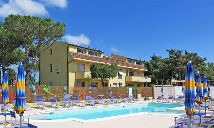 Marina di Cecina Apartment | Beautiful apartment for 6 people with WIFI, A/C, pool, TV, patio, pets allowed and parking