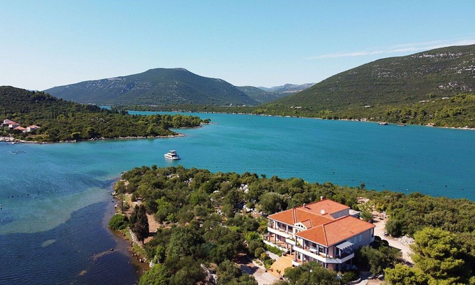 Mali Ston Apartment | Beautiful apartment for 4 guests with A/C, WIFI, hot tub, TV, balcony and parking