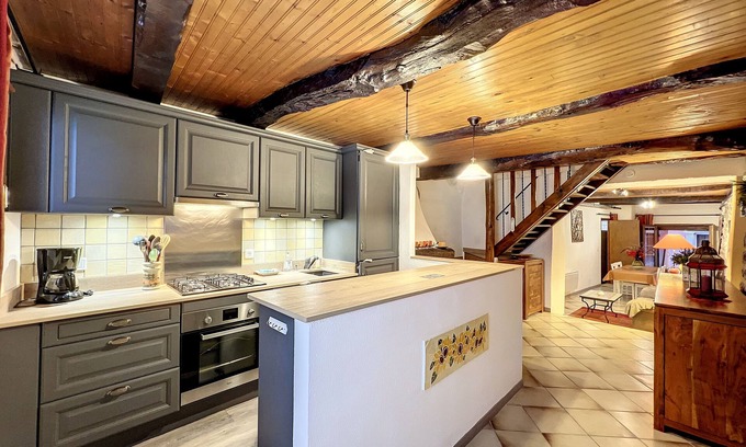 Aups Apartment | Beautiful apartment with patio in the heart of the village