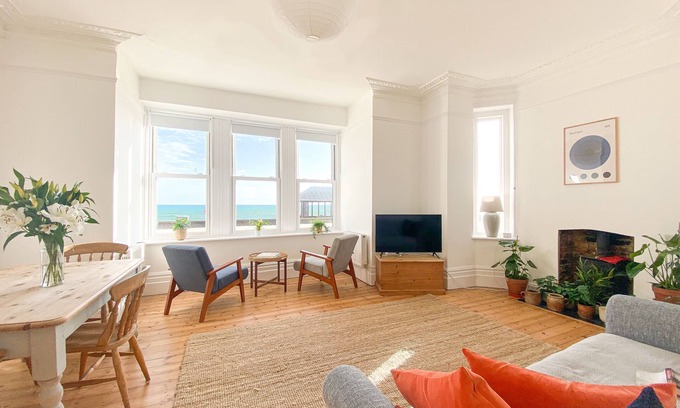 Seaford Apartment | Beautiful beachfront apartment with amazing uninterrupted sea views!