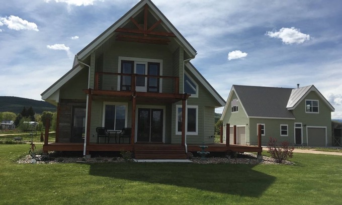 St. Charles House | Beautiful Bear Lake House, with big grassy yard, 4 mins to North Beach.