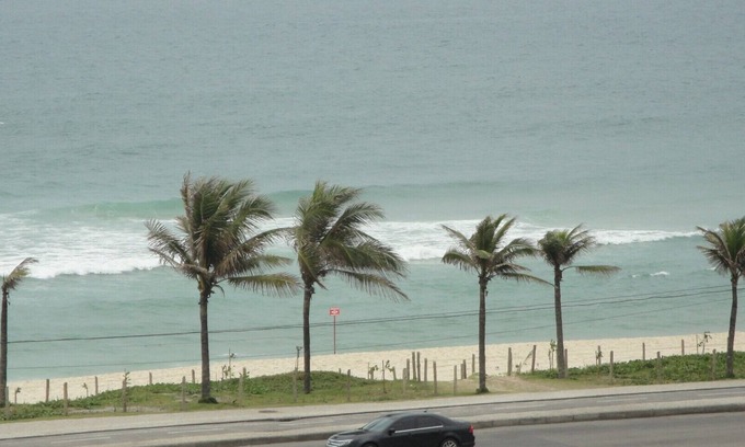Barra da Tijuca Apartment | Beautiful, bedroom, spacious (74 mts.) Front porch sea and leisure 'resort'