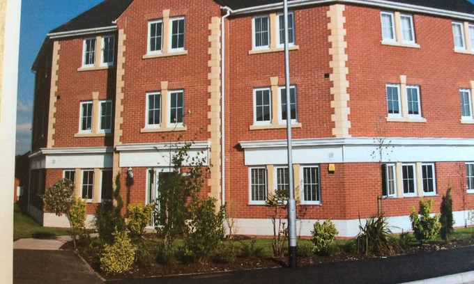 Chorley Apartment | BEAUTIFUL BRIGHT MODERN GROUND FLOOR APARTMENT,PARKING, WIFI.