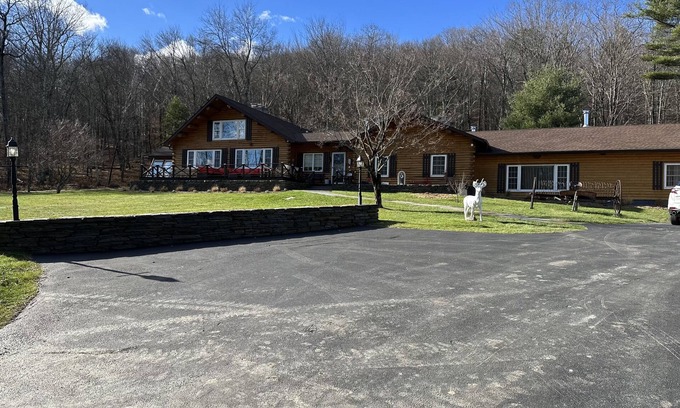 Glendale Cabin | Beautiful cabin in the woods close to skiing, hiking and shopping with hot tub.