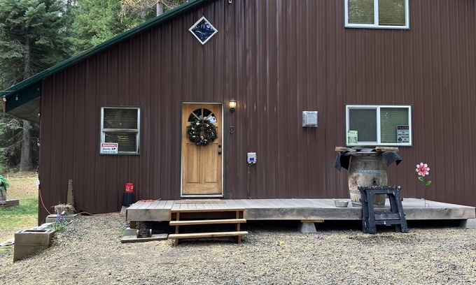 Weston Cabin | Beautiful Cabin located in the Blue mountain’s, pet friendly and many extras.
