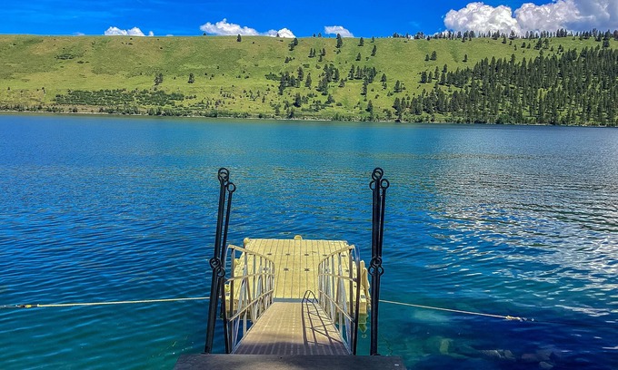 Joseph Cabin | Beautiful cabin right on the banks of the lake with patio & washer/dryer