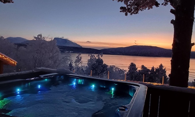 Knapplund Cabin | Beautiful cabin with sauna & Jacuzzi with wonderful view in idyllic Malangen