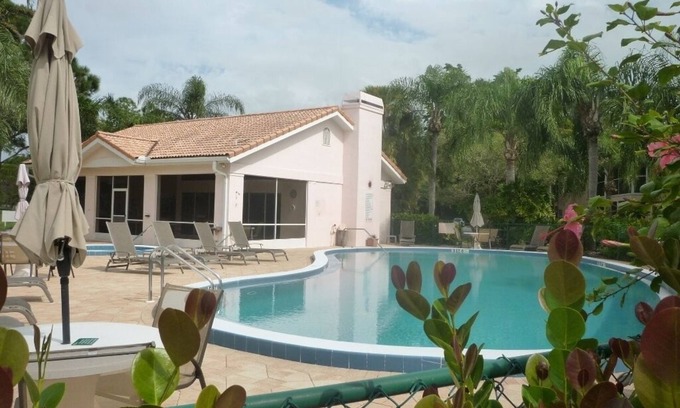 Central Naples Condo | Beautiful, central apartment in a fantastic community in the middle of a golf course