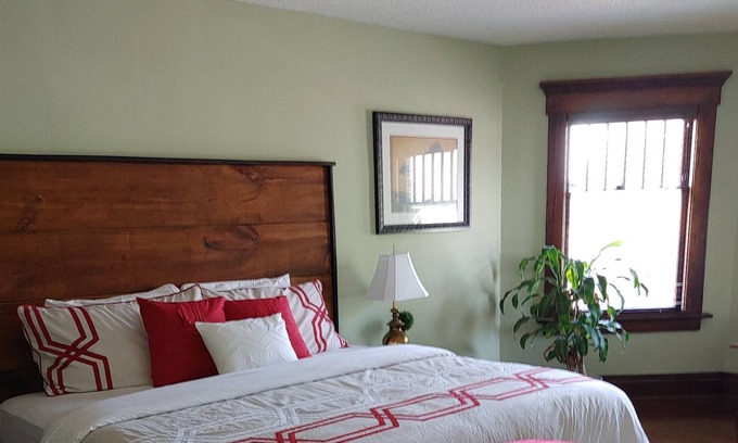 Niagara Falls House | Beautiful Century Home in the heart of the city