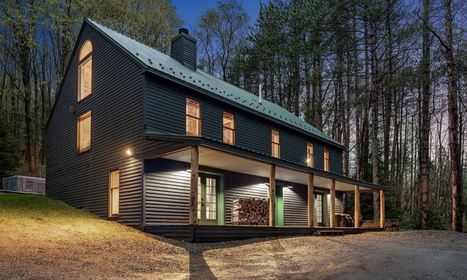 Ellicottville Ski Chalet | Beautiful chalet on 5 acres - 2 min to Village!👌 Hot-Tub, Sauna, Fire Pit🔥