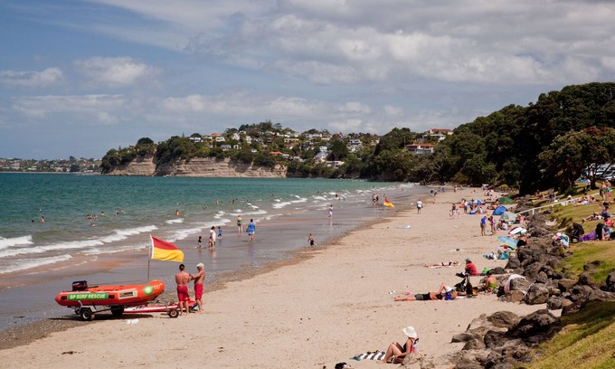 Red Beach House | Beautiful coastal Bungalow, 200m flat walk to the beach