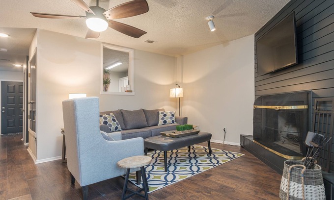 Little Rock Condo | Beautiful, Comfy & Convenient Condo!