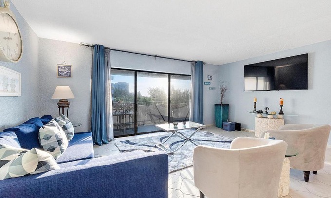 Williams Town Apartment | Beautiful Condo on the Beach in Freeport, Bahamas!
