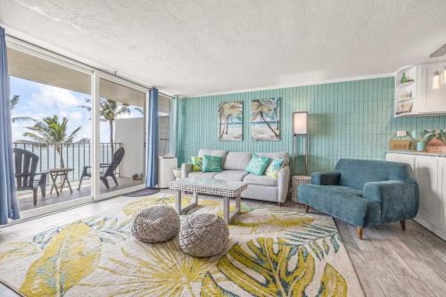 Punaluu House | Beautiful Condo Right on the Beach