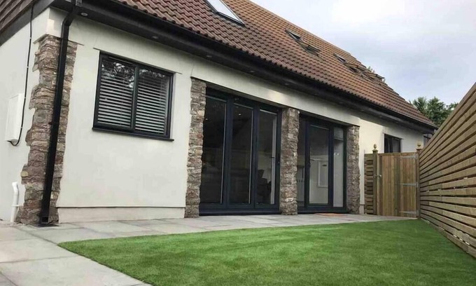 Barrow Gurney House | Beautiful Cosy Rural Retreat with Parking!