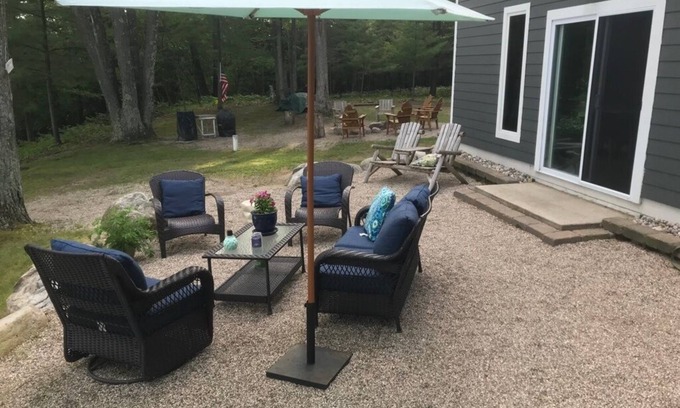 Irons Cottage | Beautiful Cottage on Private Lake close to Manistee
