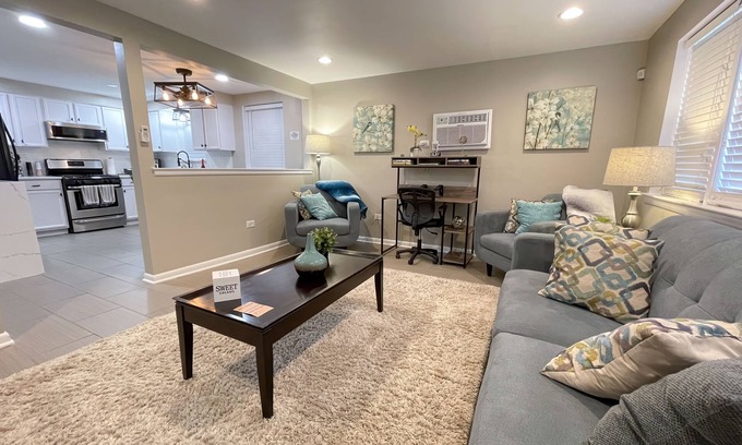 Elmwood Park Apartment | Beautiful & Cozy 2bd/1b Near O’Hare & Metra (MD-W)