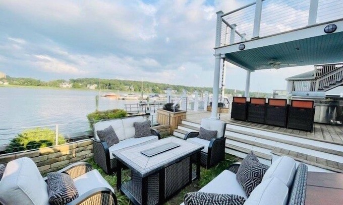 Fair Haven House | Beautiful cozy home w jacuzzi & dock for boat