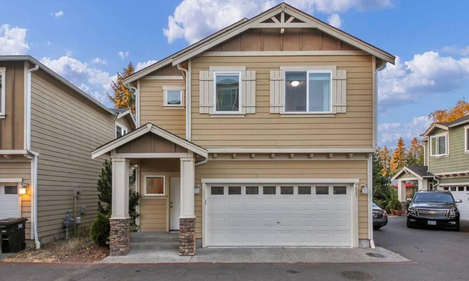 Holly Villa | Beautiful craftsman style 4BDs, 2.5Baths Townhome