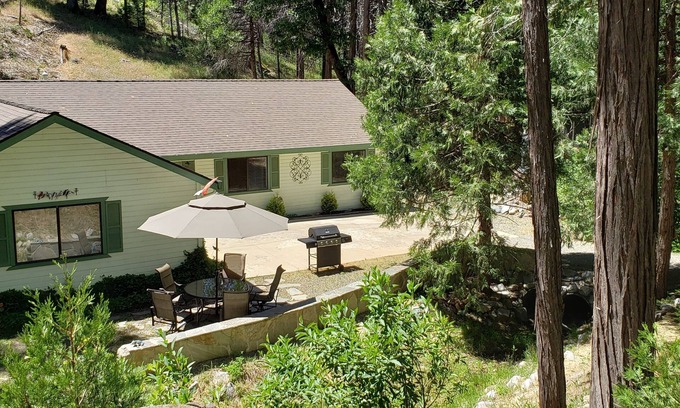 Mariposa House | Beautiful Creekside Home in Mariposa Pines Close to Yosemite. No cleaning fee.
