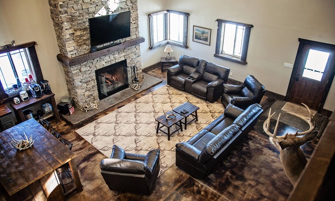 Kasbeer House | Beautiful Custom Built Lodge (4,600 SQ FT)