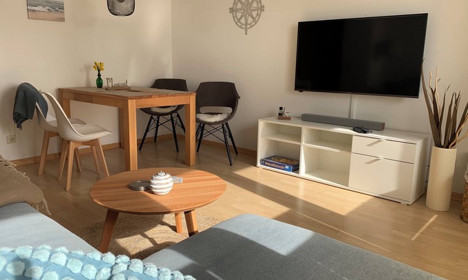 Pelzerhaken Apartment | Beautiful apartment for 3 adults and 1 child with balcony & sea view in Topla