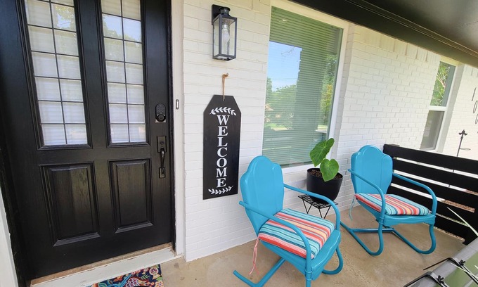 Dallas House | Beautiful designed, King Bed. Fast WiFi mins from Central Dallas. Safe, Tranquil