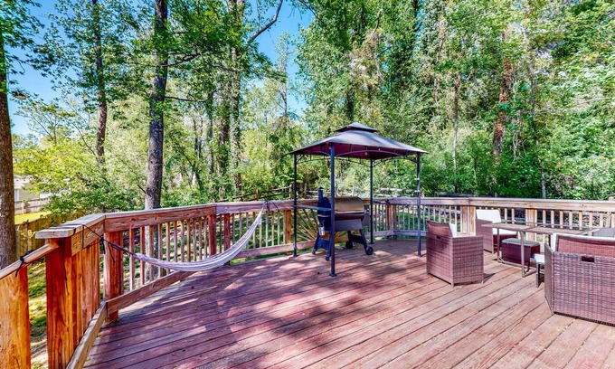 Mount Victoria House | Beautiful Dog-Friendly Retreat with Spacious Deck