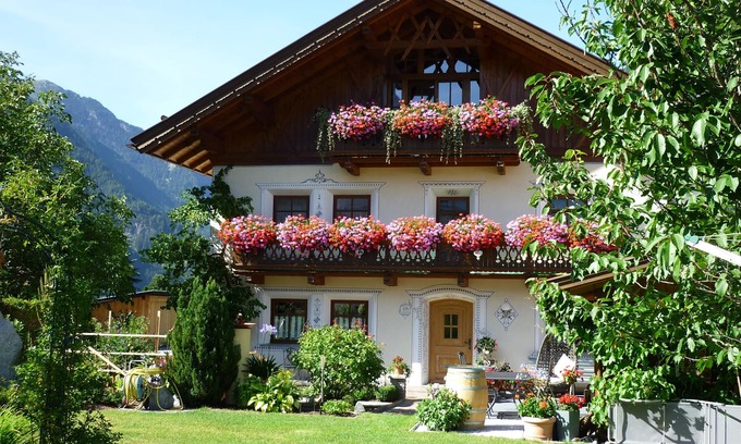 Umhausen Apartment | Beautiful, exclusively furnished apartment with 4 edelweiss