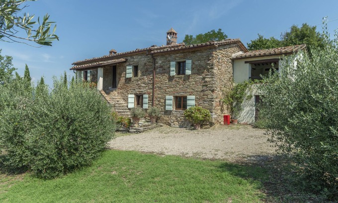 Lisciano Niccone Villa | Beautiful farmhouse + pool, a glorious setting in hills behind Lake Trasimeno