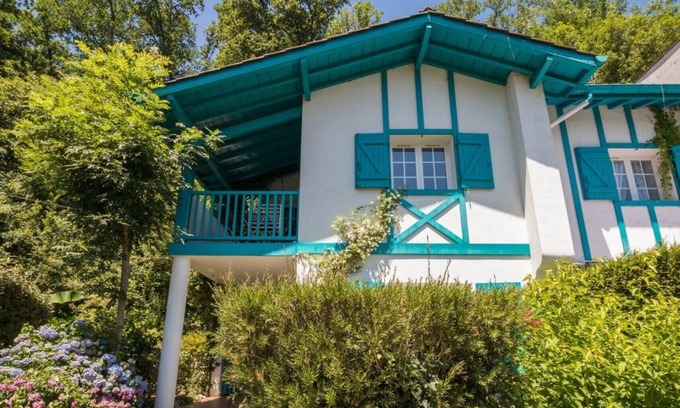 La Bastide-Clairence House | Beautiful typical Basque apartment in residence with swimming pool