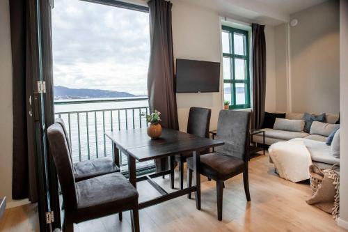 Sandviken Apartment | Beautiful Harbour Apartment With French Balcony